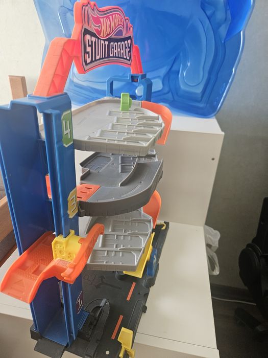 Парковка, гараж , трек  Hot Wheels.