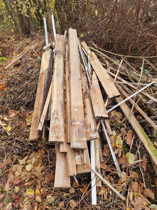 Drewno z rozbiórki pochodzące z remontu.