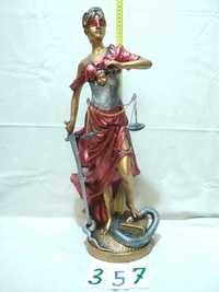 Статуэтка фемида, богиня правосудия, красивая девушка