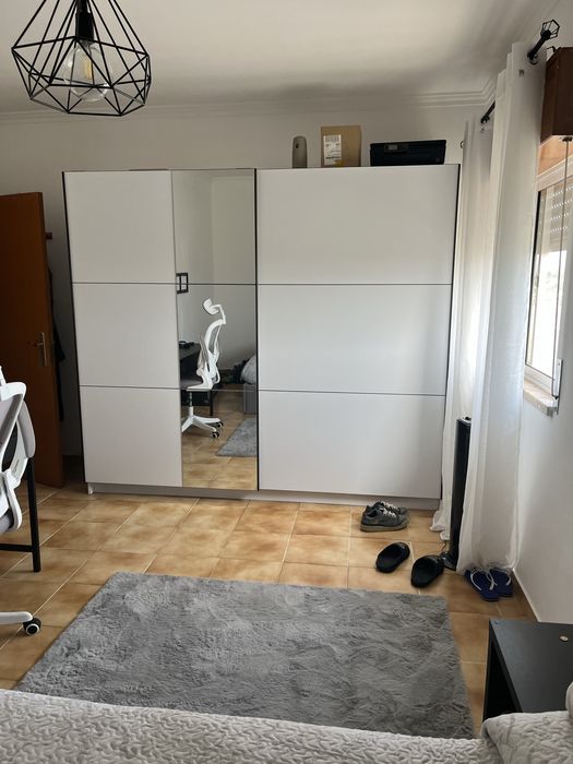 Roupeiro de casal com portas de correr