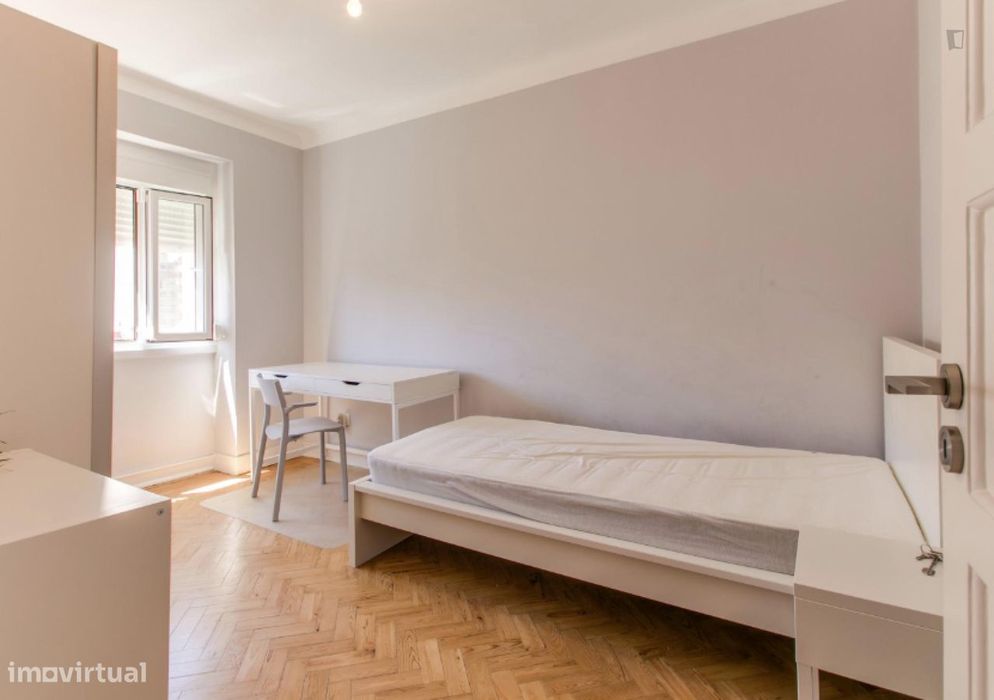 74211 - Quarto com cama de solteiro em...