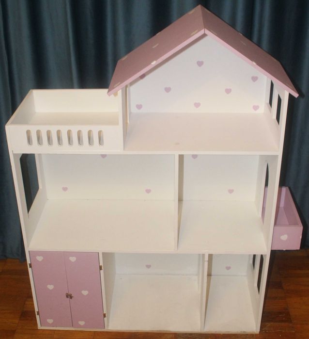 Великий дуже красивий ляльковий будинок