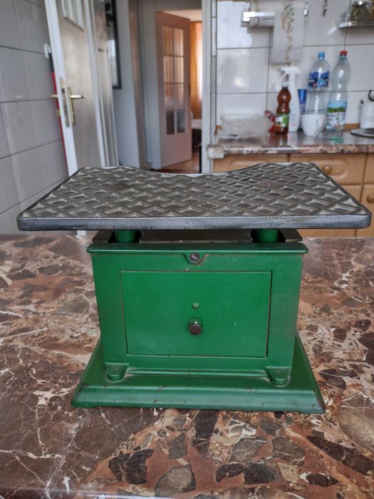 Stara waga łazienkowa, działa taruje się świetny stan