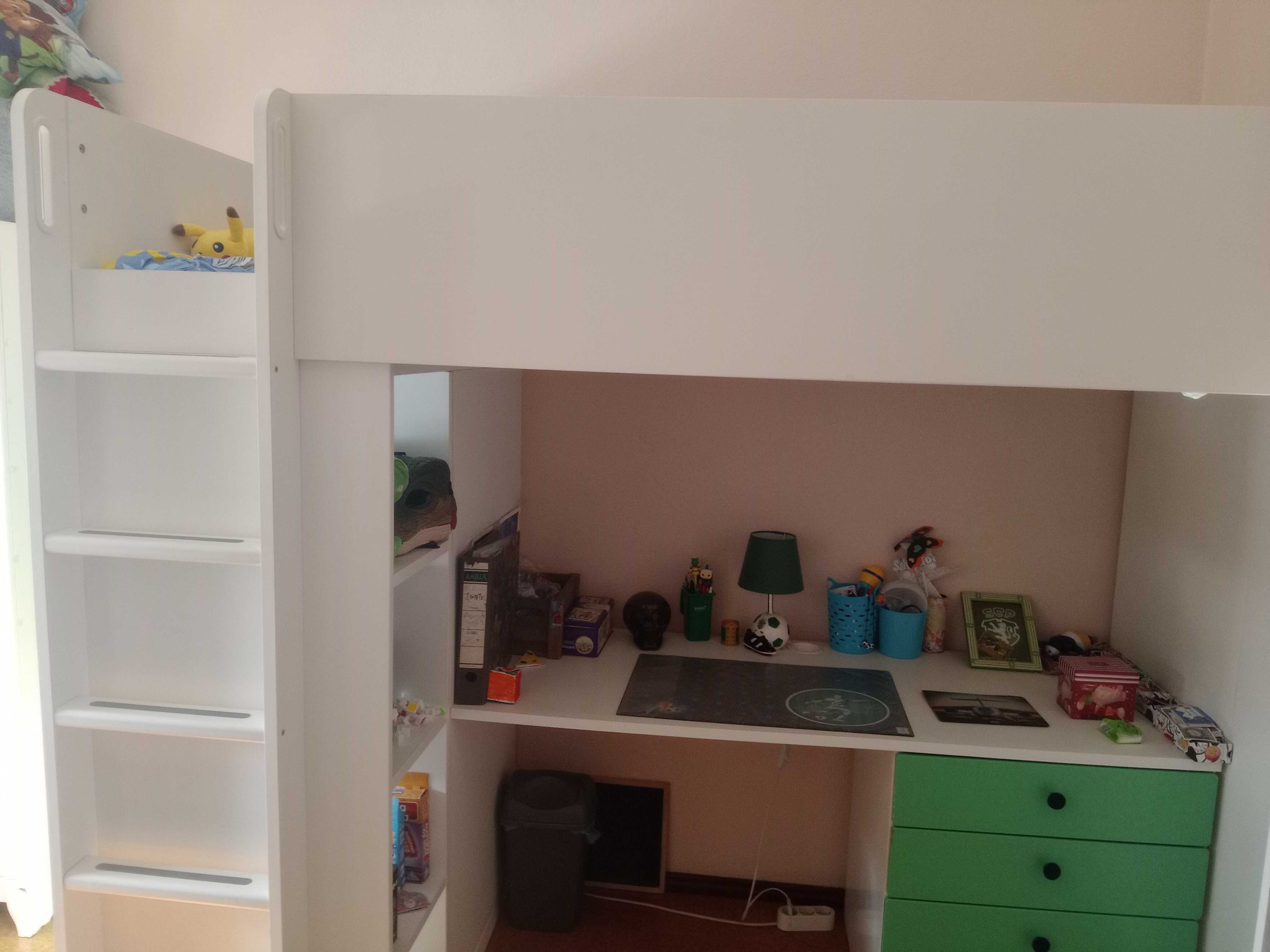 Cama elevada com secretária ikea