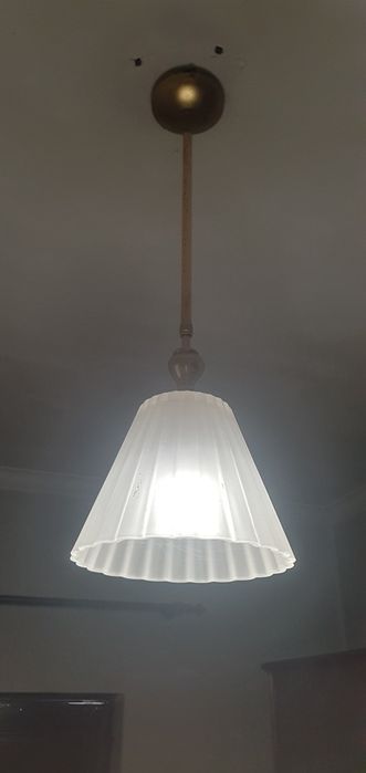 Candeeiro de teto vintage com abajur em vidro fosco