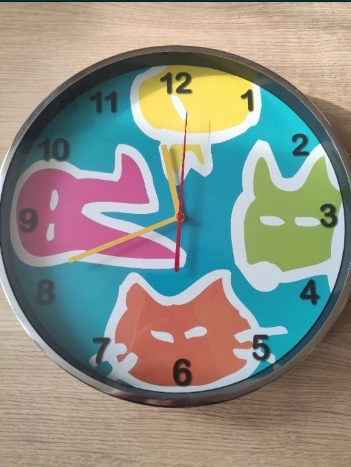 Kolorowy zegar z motywem zwierzaków