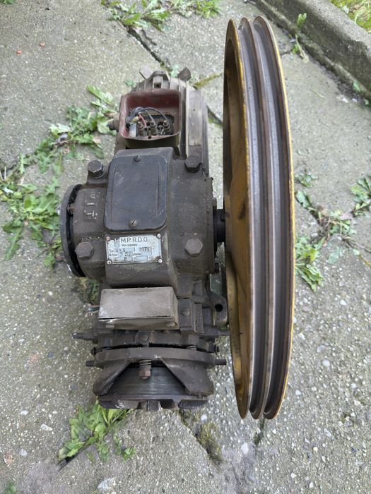 Silnik elektryczny z reduktorem i kołem pasowym (Sprawny)
