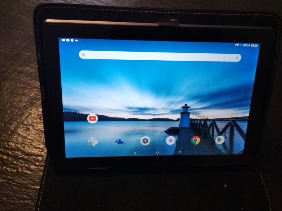 Tablet Lenovo 10 cali z etui i ładowarka.