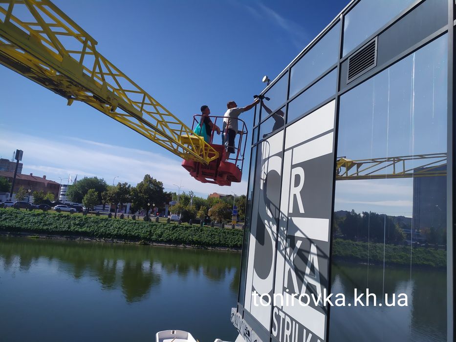 Поклейка боне пленки на балконы  окна перегородки