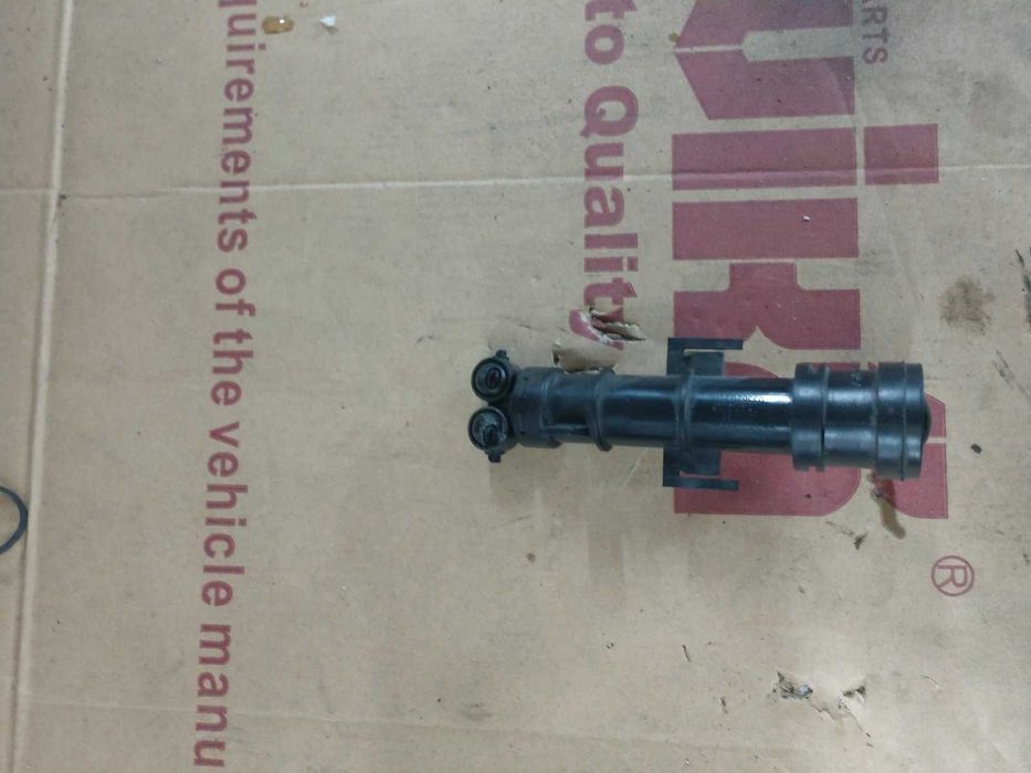 Форсунка омивача фар ліва skoda rapid