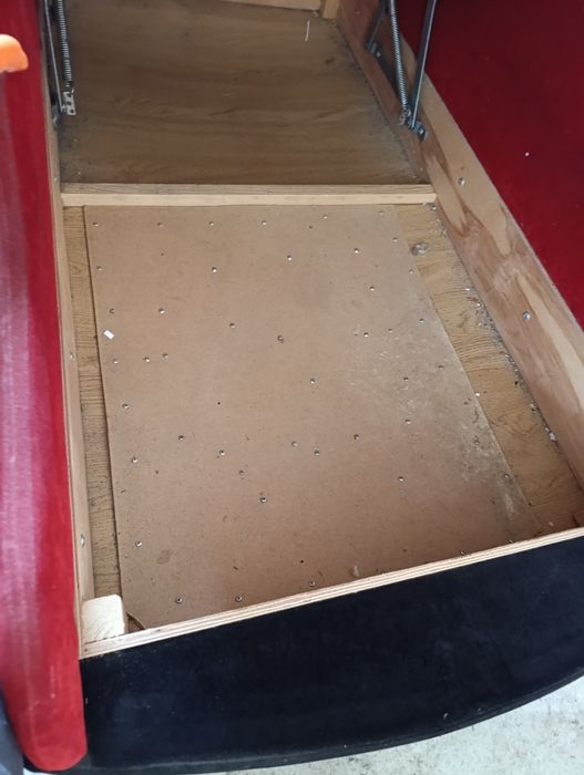 Дитячий диван у вигляді машини