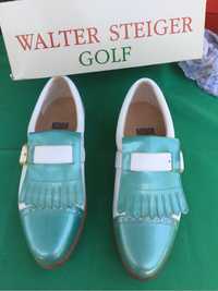 Sapatos de golfe novos e bonitos