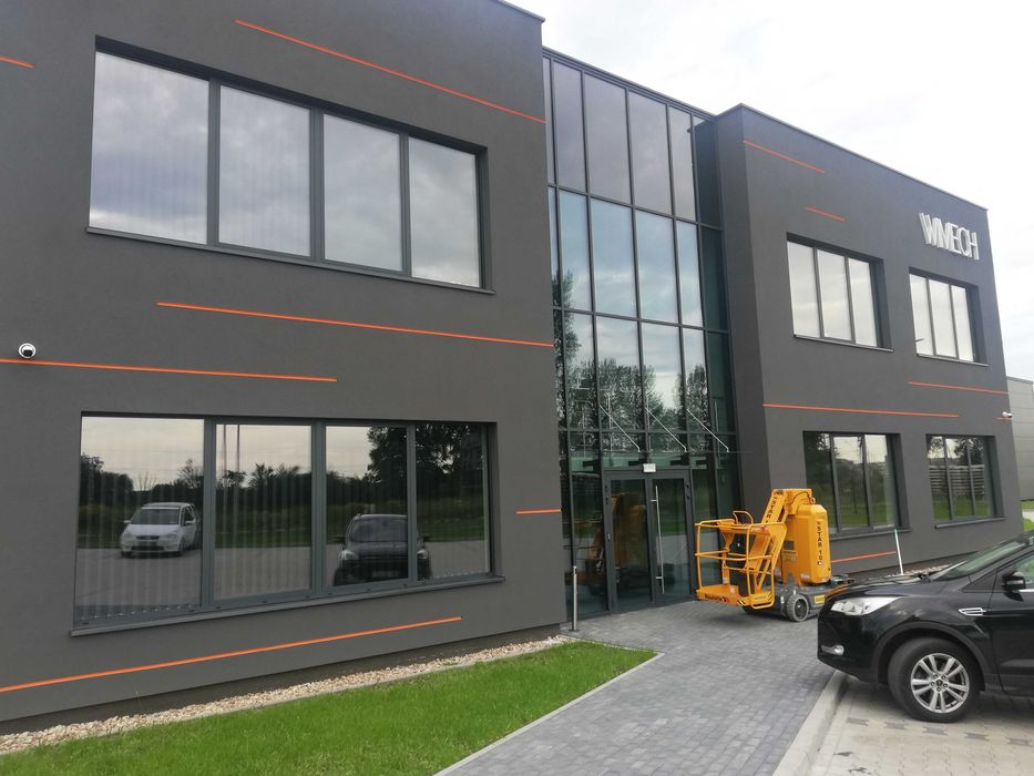 Czyszczenie fasad szklanych, witryn, mycie posadzek, szyb, okien.