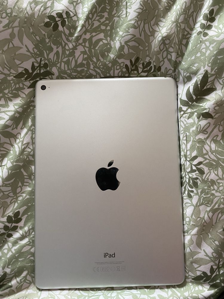 Srebrny Ipad Air 2