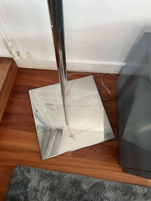Candeeiro de chão com base em inox