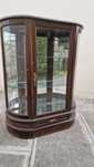 Armário vitrine antigo de vidro biselado.