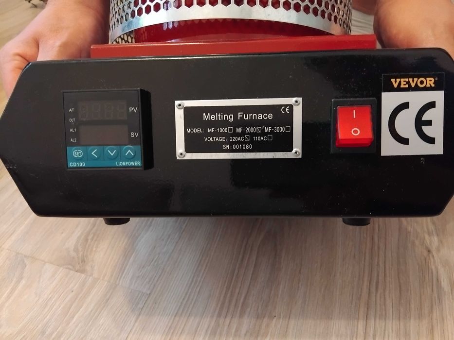 Piec tyglowy do topienia metali kolorowych 2 kg