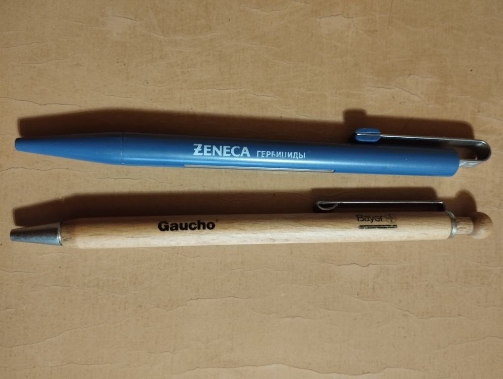 Шариковые ручки разных компаний.