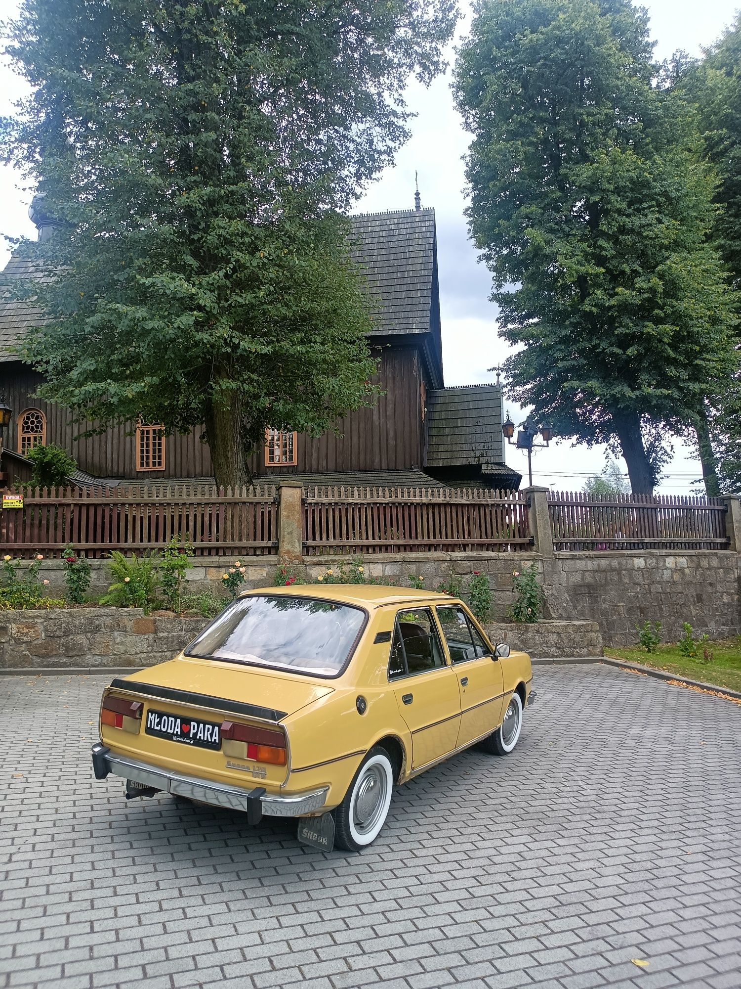 Auto do ślubu Skoda 120 GLS z 1979 r.