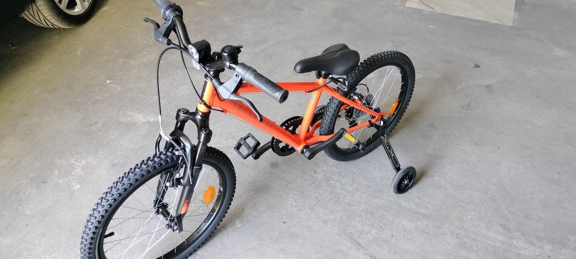 Bicicleta roda 20 com rodinhas e luzes, completamente nova
