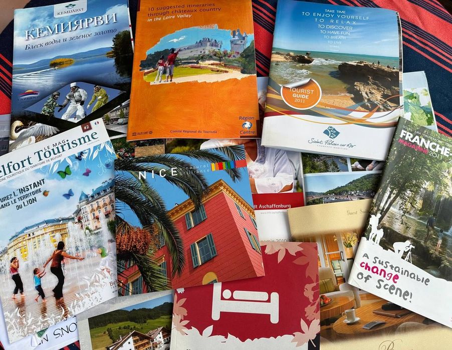 Каталоги путеводители брошури карти