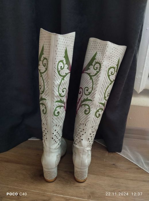 Продам черевички ,натуральна шкiра з перфорацiею ,37р