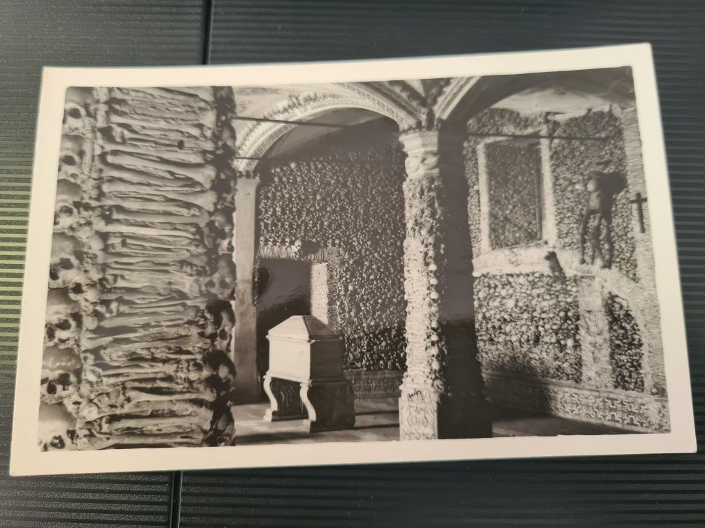 Postal fotográfico vintage da Capela dos ossos