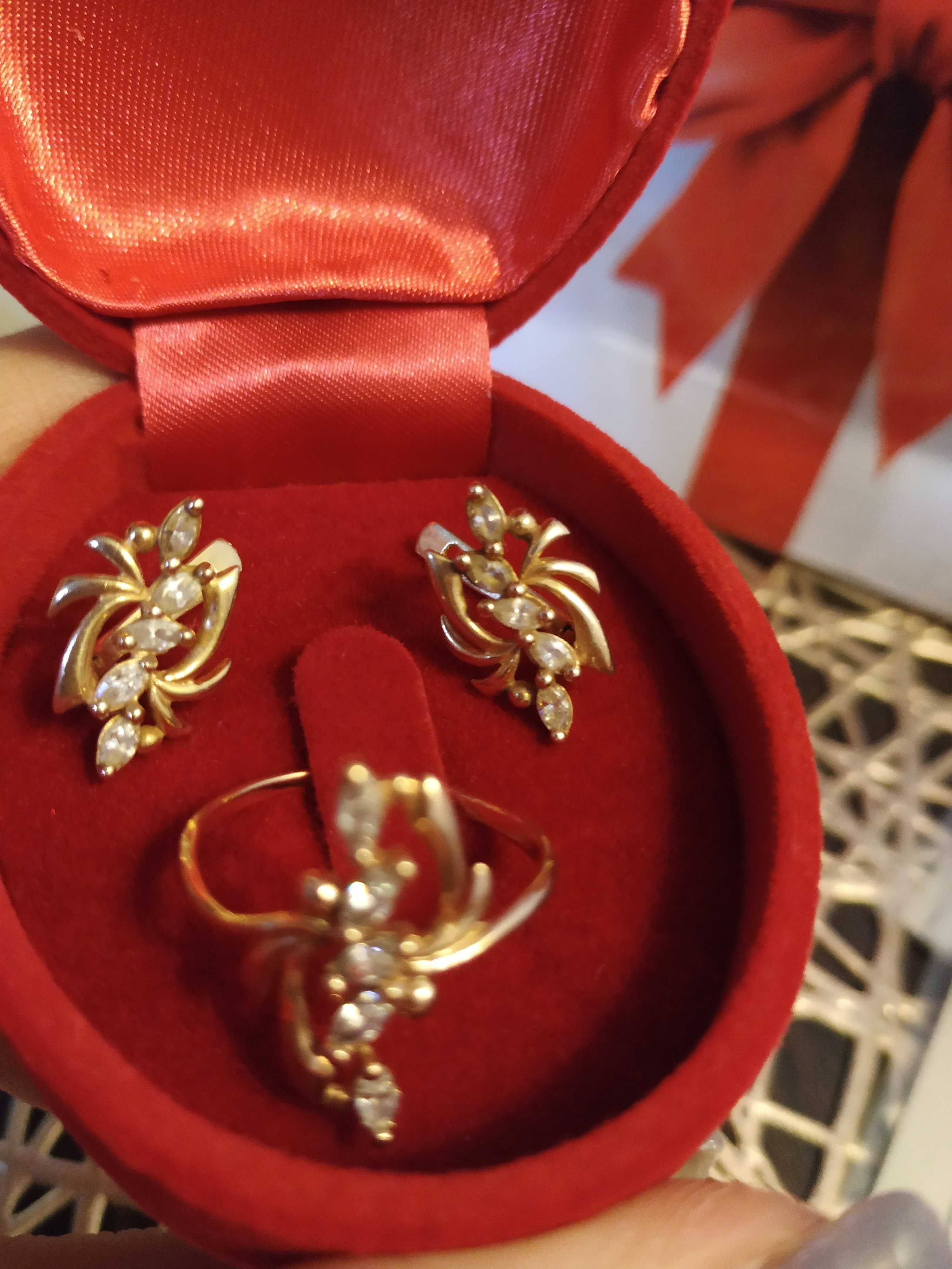 Дуже гарний комплект золотых прикрас сережки і перстень з камінцями.