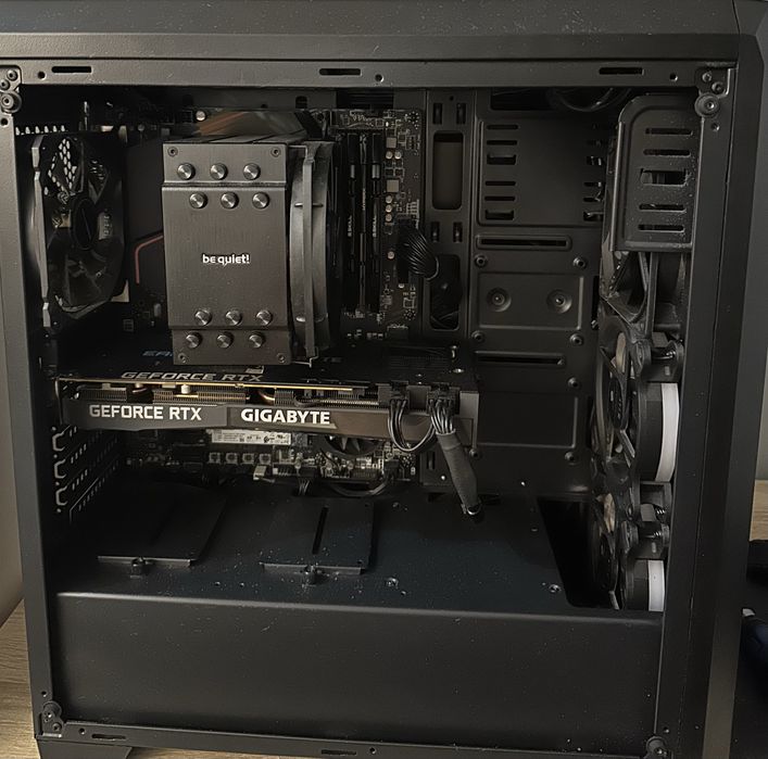 Zestaw gamingowy na sprzedaż – PC, monitor, klawiatura, słuchawki