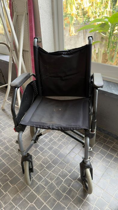 Cadeira de rodas articulada usada