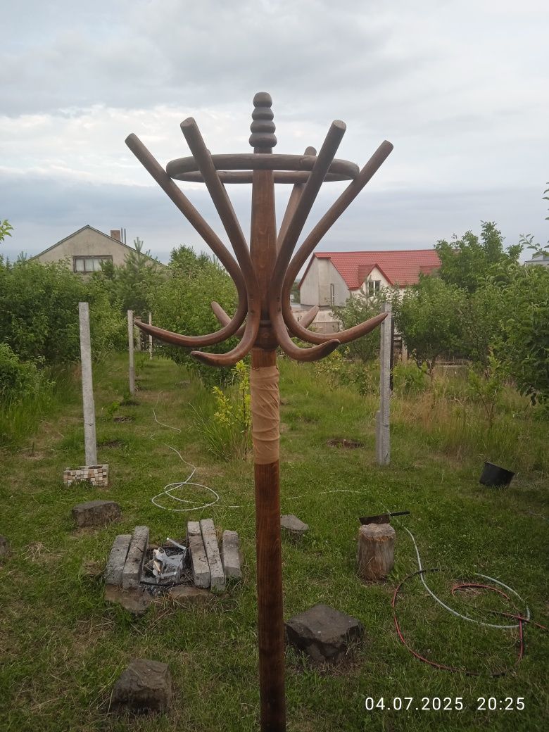 Продам вішалку дерев'яну.