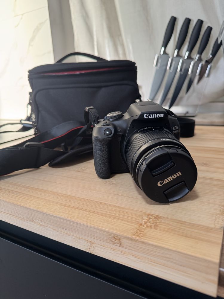 Canon EOS 2000D.