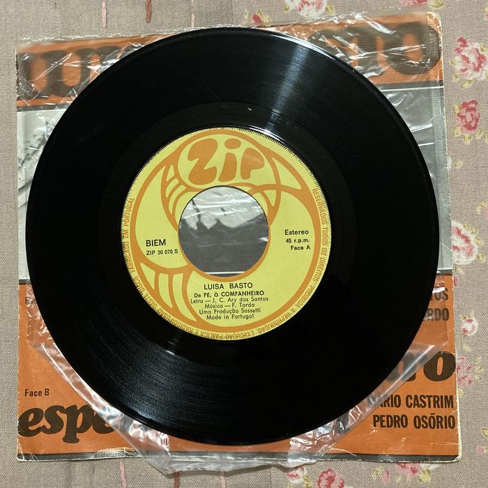 Single Luisa Basto Ary dos Santos De Pé ó Companheiro