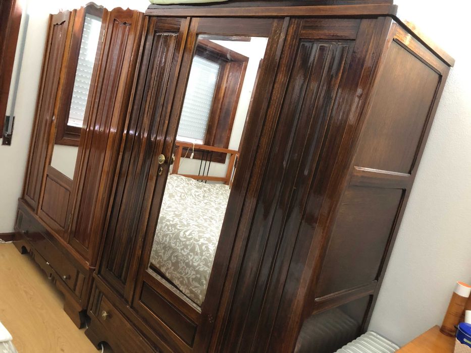 Roupeiro em Madeira com Espelho na porta