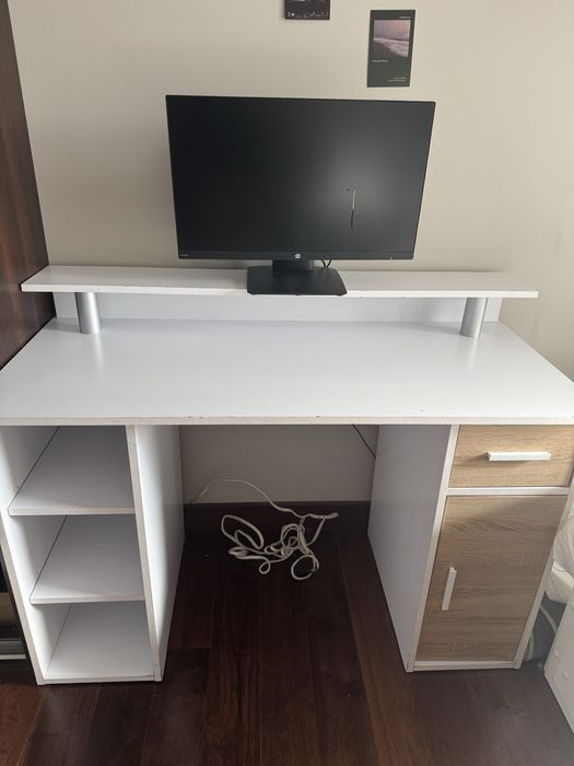 Biurko w kolorze białym