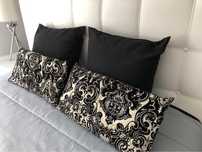 Almofada decorativa com padrão trellis