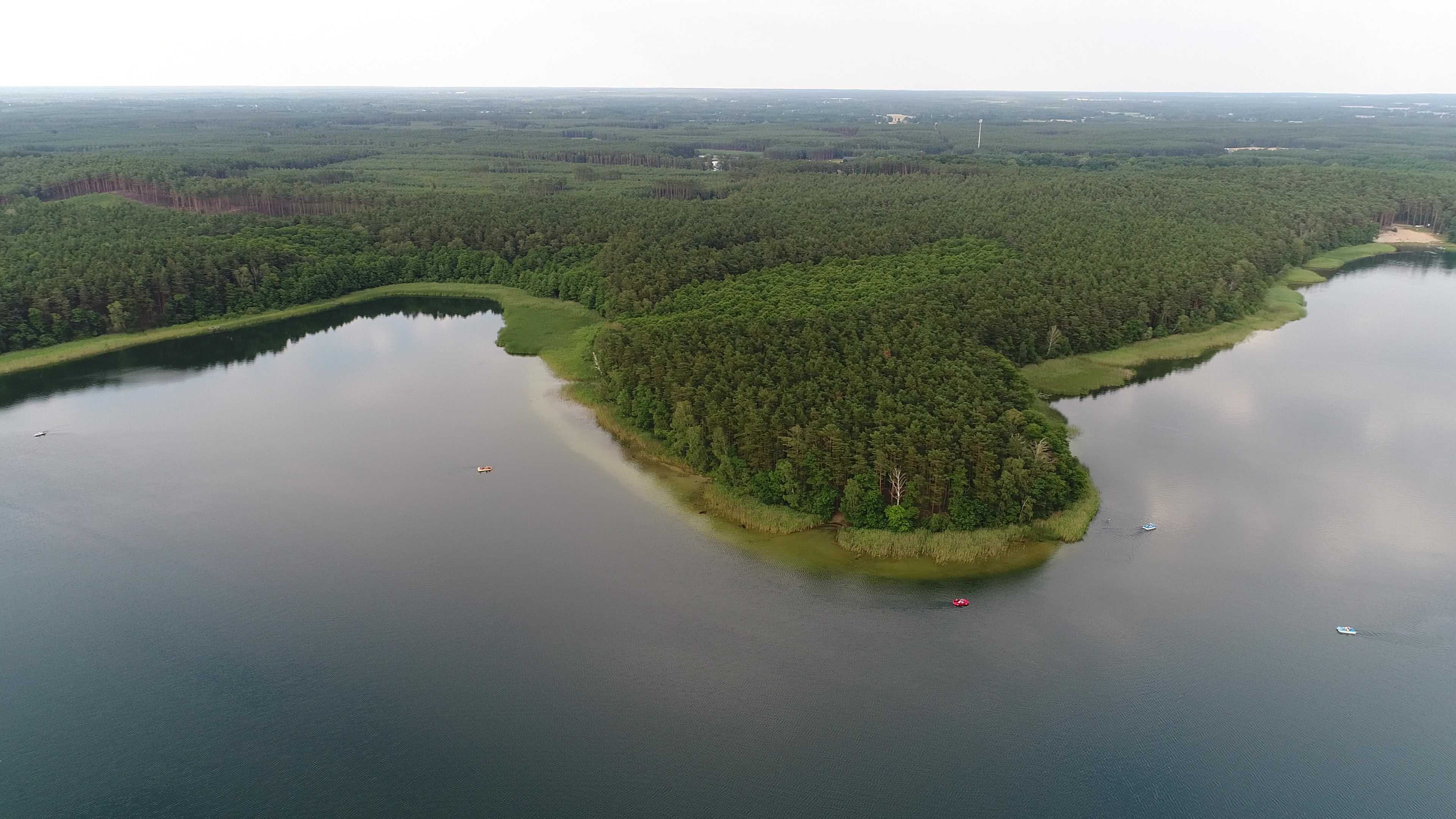 Domek letniskowy w miejscowości  Boruja nad jeziorem Kuźnickim.