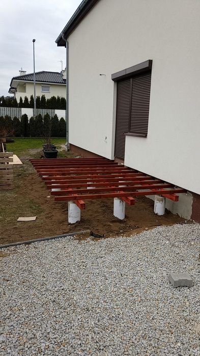 Montaż deski kompozytowej lub drewnianej. Budowa tarasu krok po kroku