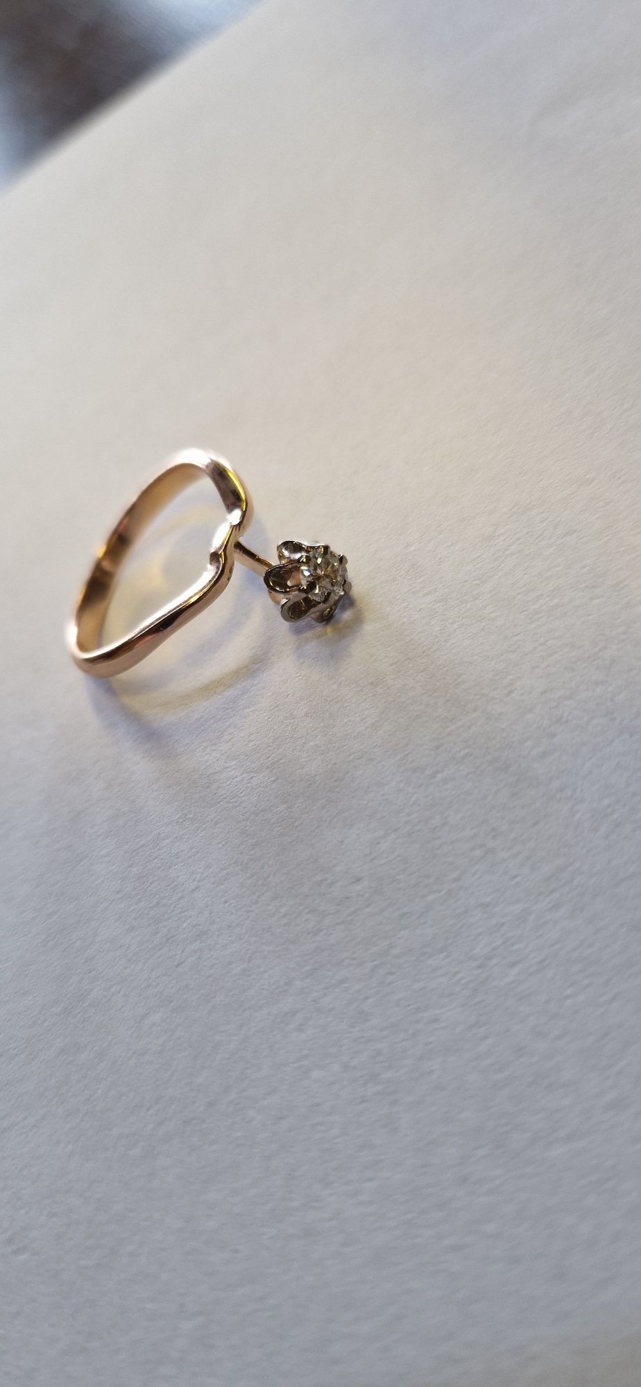 Złoty pierścionek z diamentem próba 585