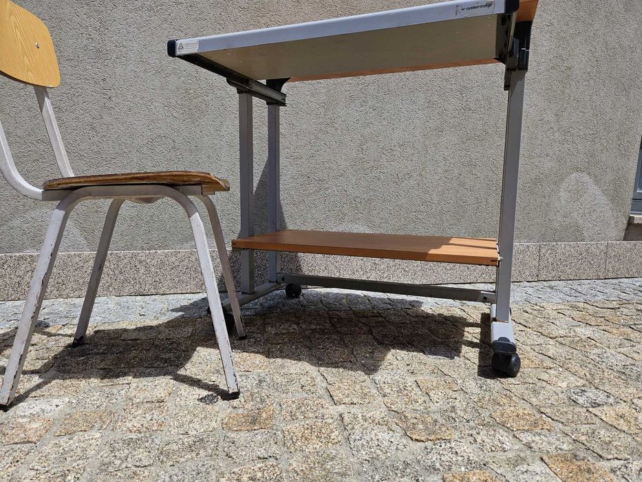 Mesa de estudo individual com prateleiras