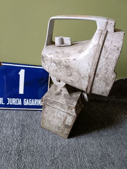 Stara przenośna lampa zabytek,świeci.