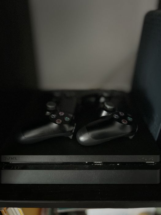 PS4 Slim 1TB + 2 comandos