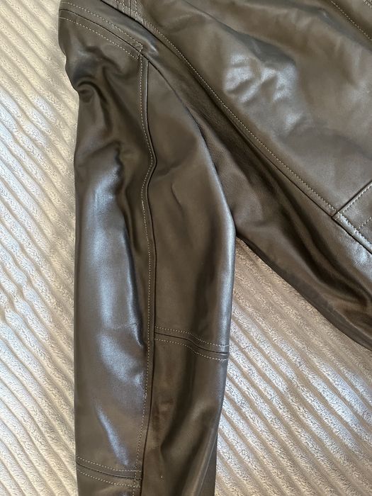 Курточка шкіряна, два в оній.