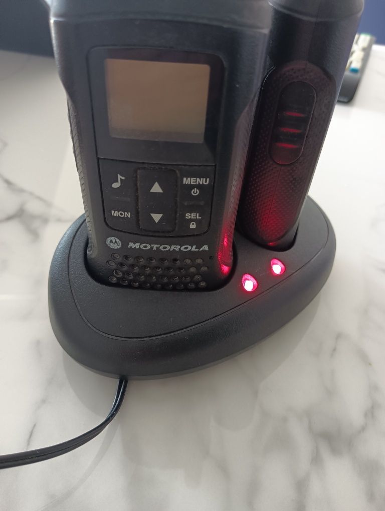 2 Walkie Talkie Motorola e carregador. Usados em bom estado*