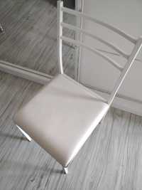 Biało kremowe krzesła