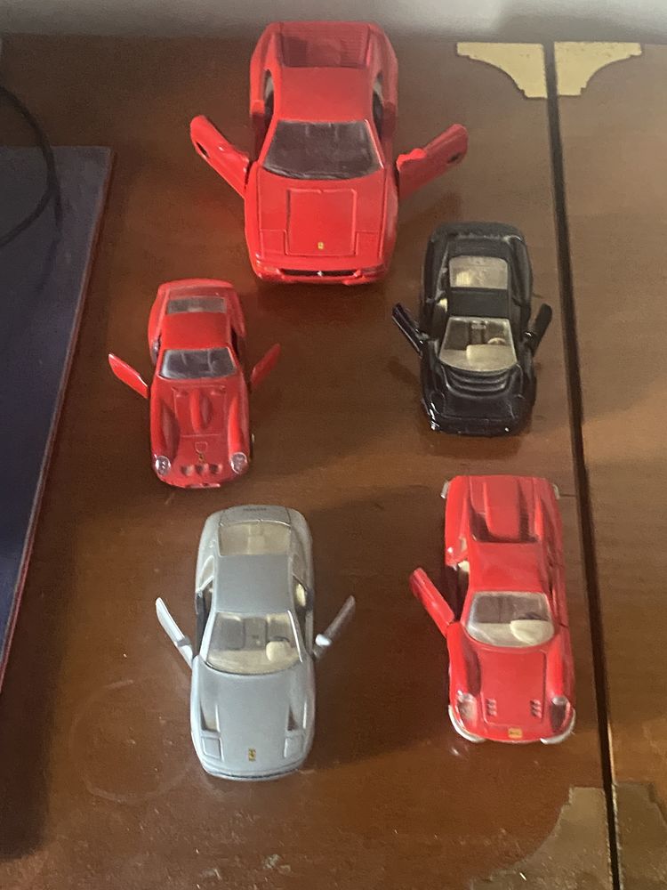 Vendo coleção vintage de 5 carrinhos miniatura Ferrari.