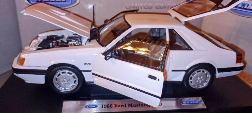 Model Welly 1986 Ford Mustang SVO skala 1:18