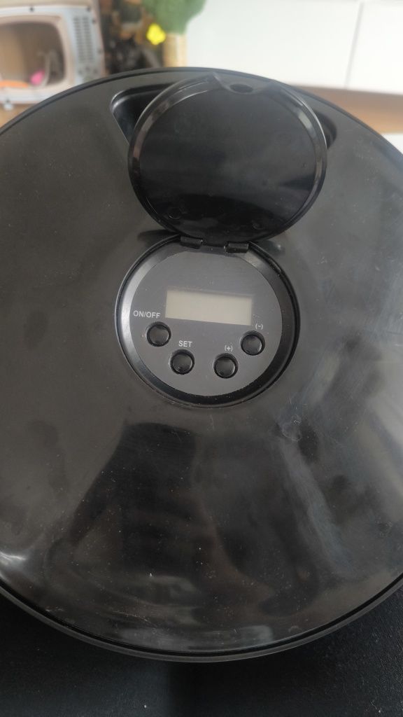 Automat karmiący dla kota psa. Działa, ale jak chce :)
