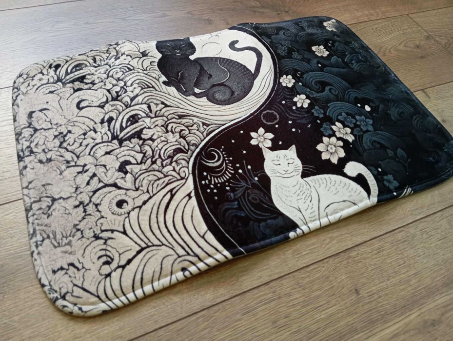 Dywanik łazienkowy z kotami yin i yang