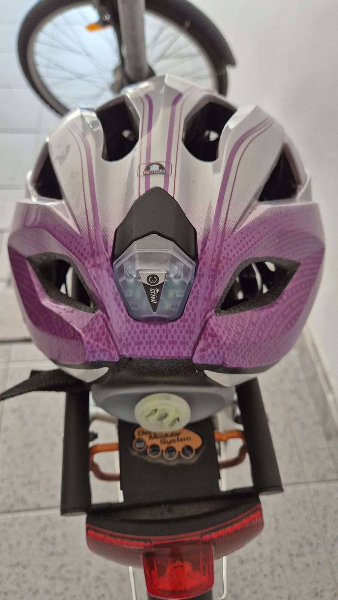 Bicicleta Btwin com cesto e oferta do capacete e bidom
